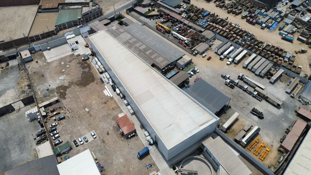 Vista aérea de planta industrial y patio de maniobras
