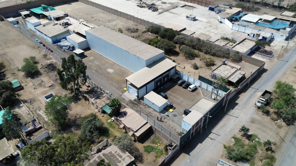 Vista aérea de complejo industrial documentado por VCC STUDIO