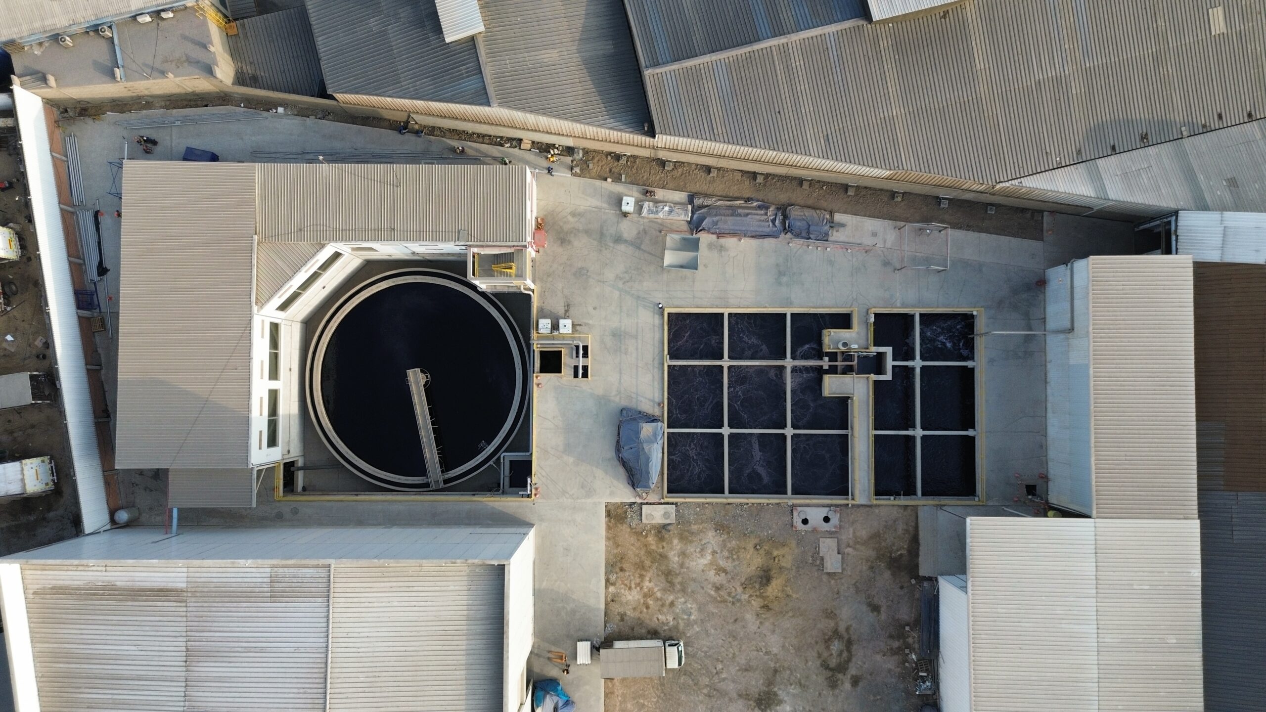 Vista aérea de planta de tratamiento de aguas residuales