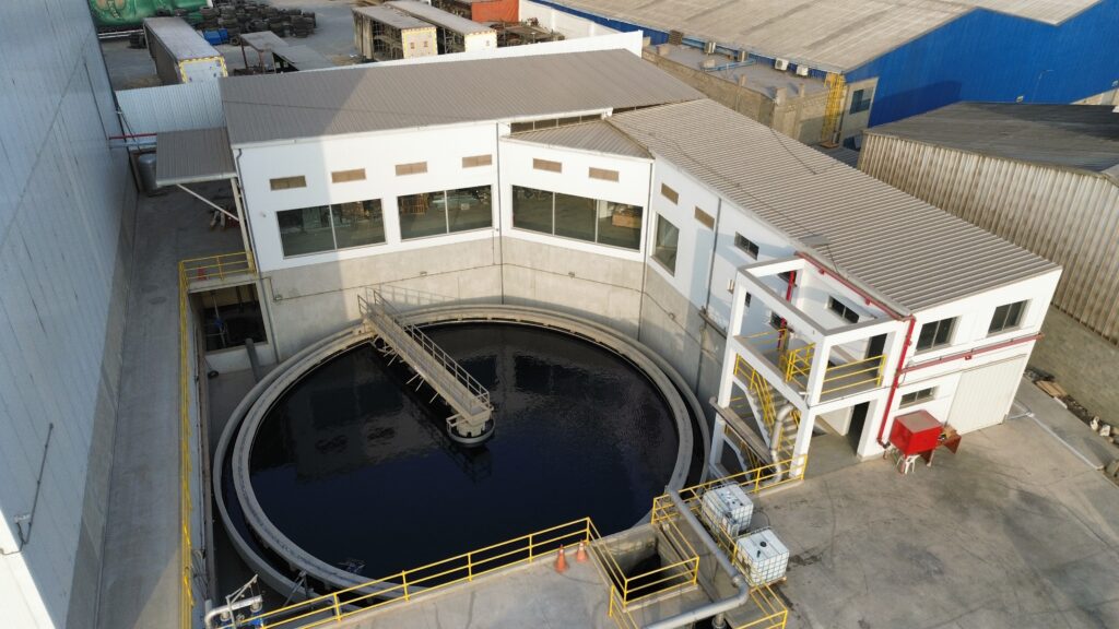 Vista aérea de clarificador de planta de tratamiento de agua