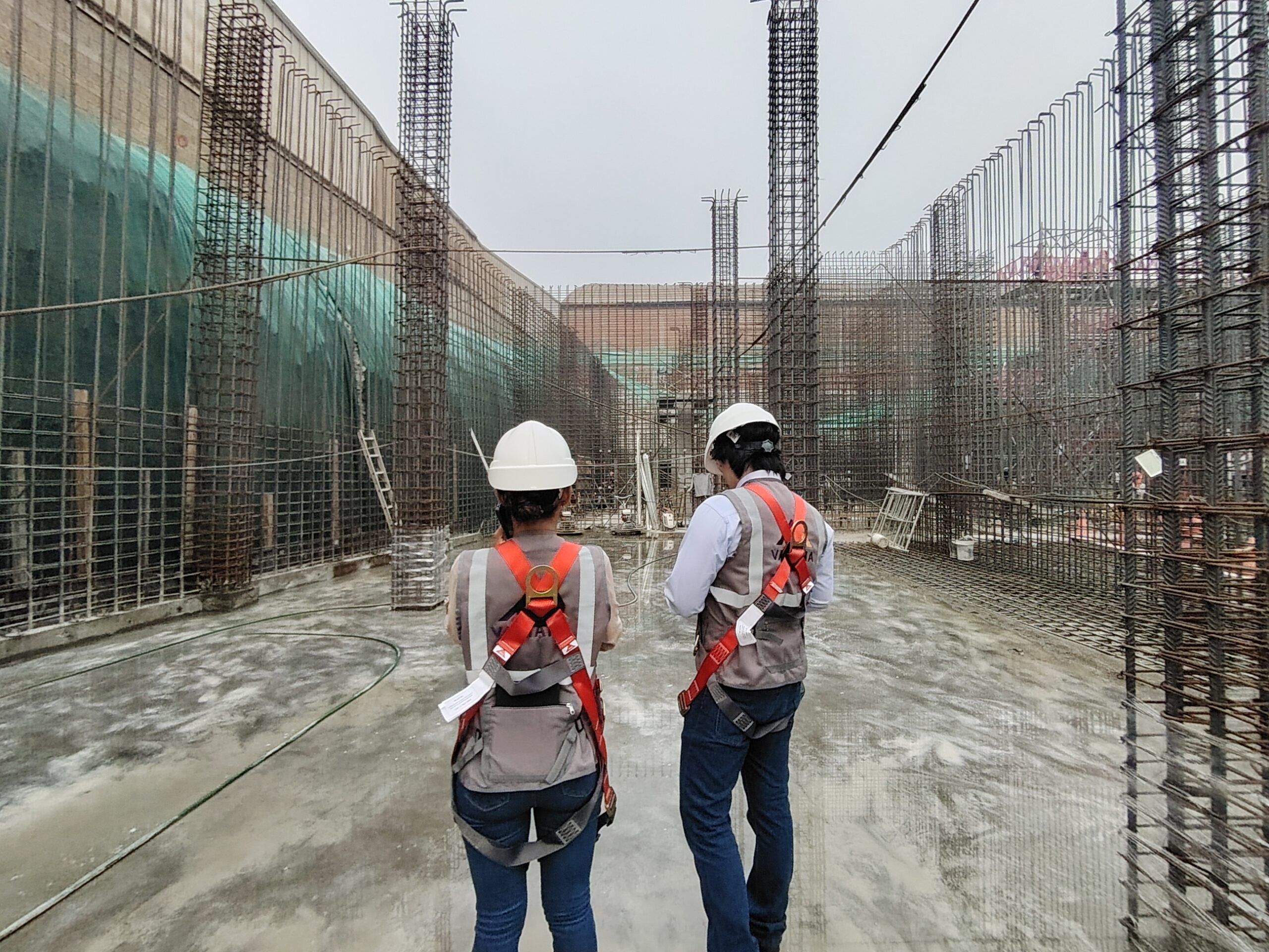 Supervisión de avance de obra con equipo de protección en Lima
